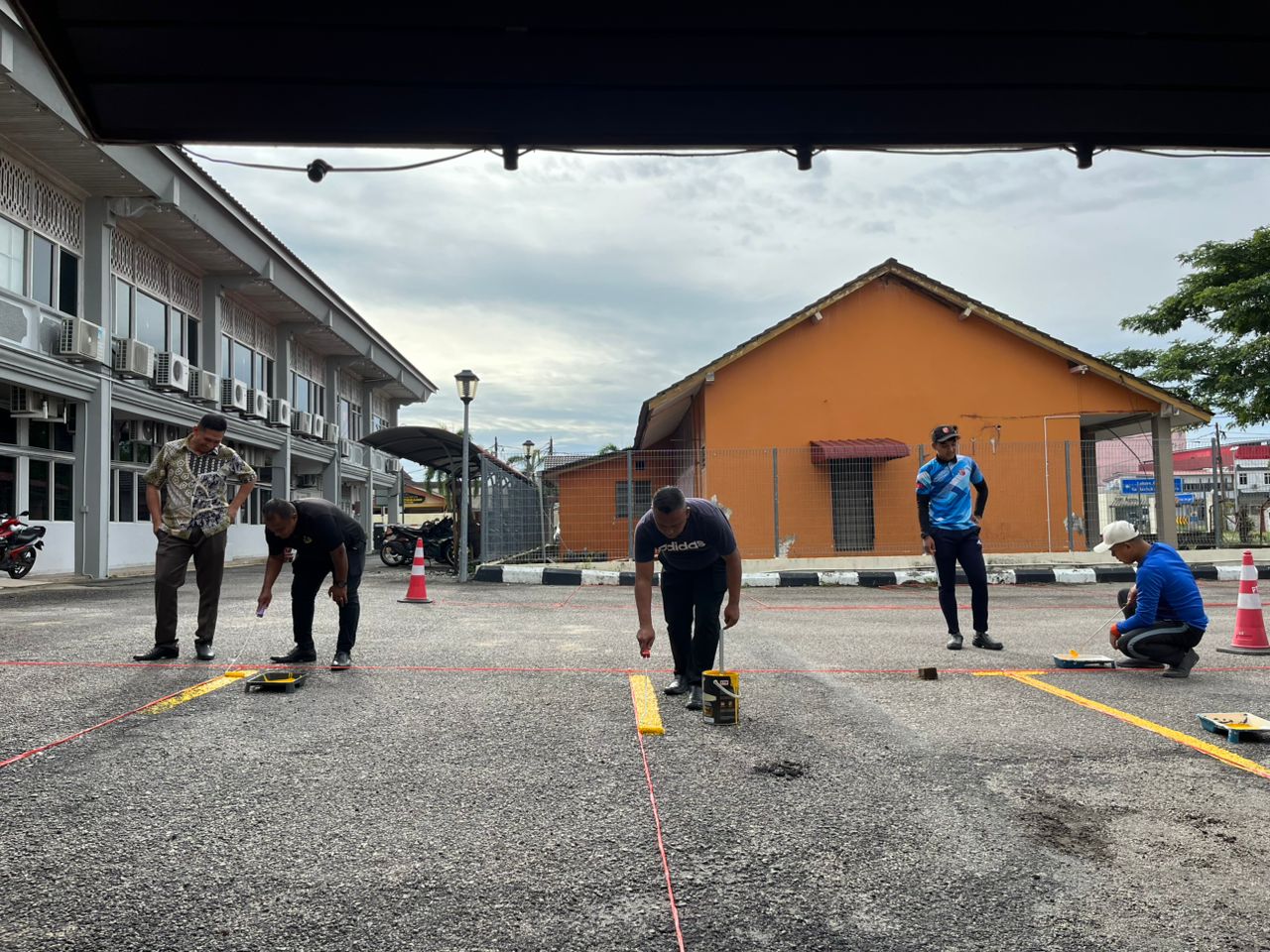 Program Gotong Royong dan Mengecat Petak Parkir Kereta
