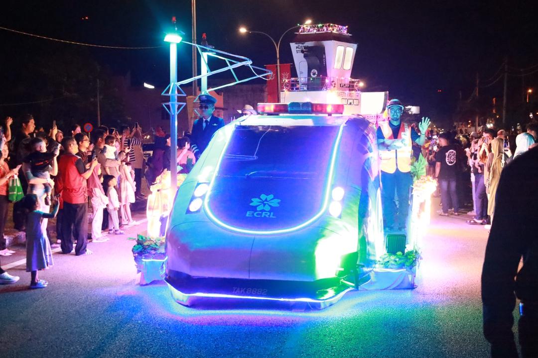 Majlis Perarakan Kereta Berhias Pejabat Tanah dan Jajahan Pasir Puteh Sempena Ulang Tahun Hari Keputeraan KDYMM Sultan Muhammad V ke-56