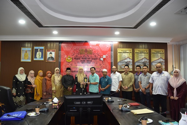 KUNJUNGAN HORMAT DENGAN REKTOR UiTM KEPADA KETUA JAJAHAN PASIR PUTEH