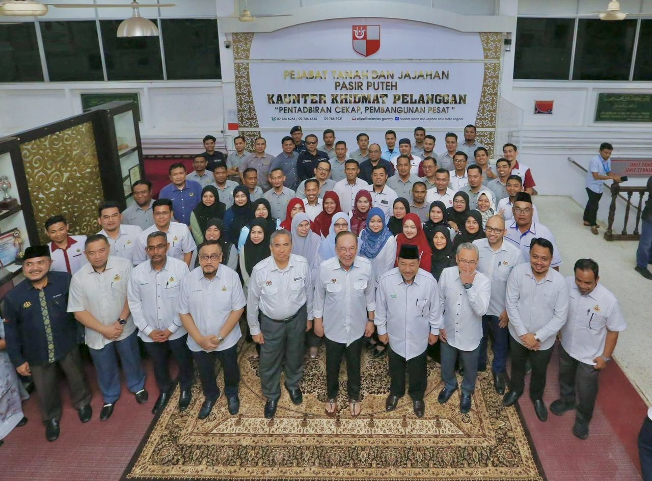 LAWATAN YAB PERDANA MENTERI KE PEJABAT TANAH DAN JAJAHAN PASIR PUTEH BAGI MENGHADIRI MESYUARAT PEMBANGUNAN JAJAHAN PASIR PUTEH. 