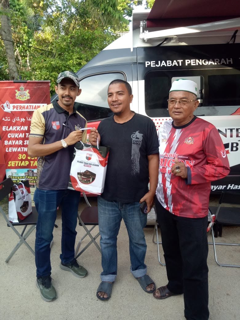 KUTIPAN HASIL LUAR PEJABAT PASAR PENDEKAR GUNTONG PADANG PAK AMAT