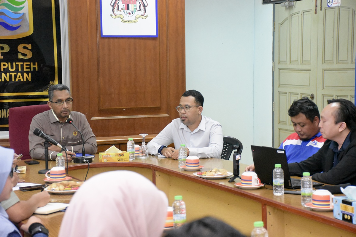 LAWATAN YABRS KETUA JAJAHAN KE AGENSI KERAJAAN JABATAN PENGAIRAN DAN SALIRAN (JPS) JAJAHAN PASIR PUTEH DAN MESYUARAT PEMANTAUAN PROJEK ECRL DI JAJAHAN PASIR PUTEH BERSAMA PIHAK MRL,CCC-ECRL,JPS NEGERI SERTA JPS JAJAHAN