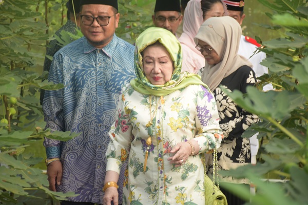 Keberangkatan Yang Maha Mulia Raja Perempuan Tengku Anis binti Al-Marhum Tengku Abdul Hamid ke AY Benefigs Farm dan Kilang Keropok Cap Menara, Jajahan Pasir Puteh