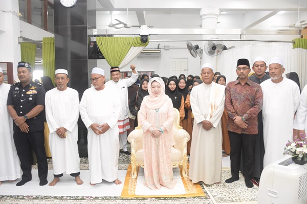KEBERANGKATAN YMM RAJA PEREMPUAN TENGKU ANIS BINTI ALMARHUM TENGKU ABDUL HAMID KE MASJID MUKIM TELAGA PAPAN, SEMERAK, PASIR PUTEH